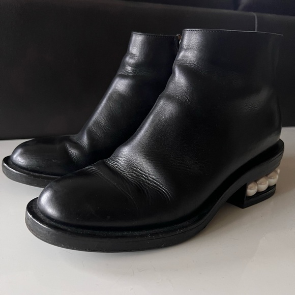 NICHOLAS KIRKWOOD BLACK
LEATHER 'CASATI' PEARL ANKLE
BOOTS SIZE 37 - Picture 6 of 11